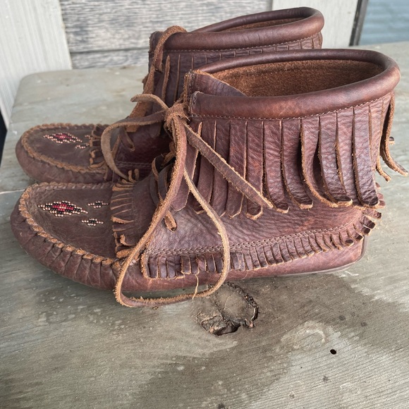 Manitobah Mukluks brown leather bootie - Picture 3 of 6